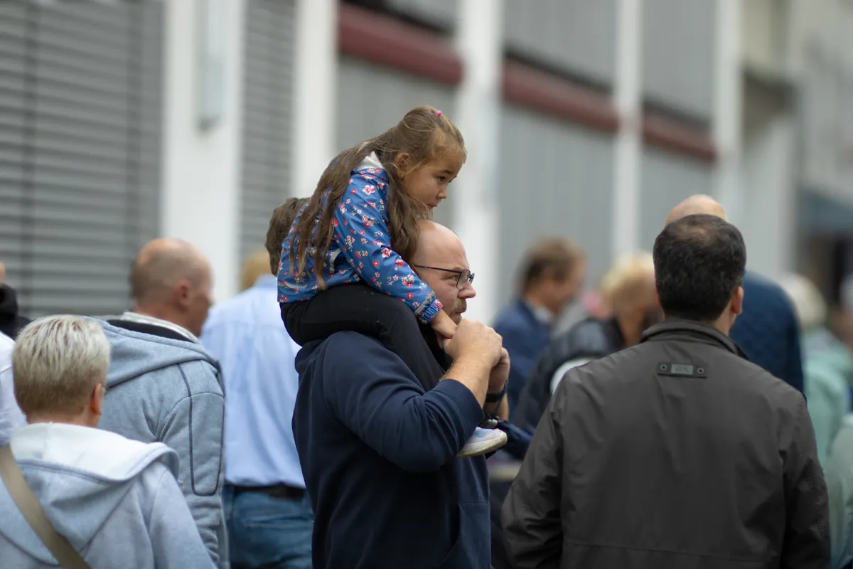 Ein Kind auf den Schultern beim Stadtfest, fotografiert von basteez.media